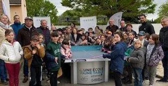 photo  tout le monde a le sourire, en particulier les enfants qui sont ravis de pouvoir jouer au tennis de table.  &copy;  le maine libre 