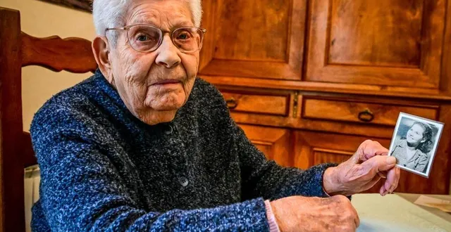 photo  assé-le-boisne, mardi 23 avril 2024. dédée et la photo prise d’elle à l’époque. elle était une jeune fille de 16 ans. yeux bleus et cheveux blonds?.  &copy;  photo le maine libre - yvon loué 