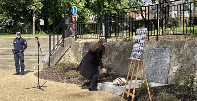 photo  azelys moal, élève en première au lycée renaudeau, a lu les noms de 56 résistants et juifs de cholet et son agglomération déportés pendant la seconde guerre mondiale. avant de déposer une gerbe devant la stèle des familles juives déportées de cholet.  &copy;  ouest-france 