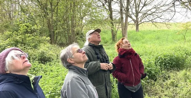 photo  jean-yves renvoisé de la lpo, écoute et reconnaît les espèces d’oiseaux.  &copy;  ouest-france 