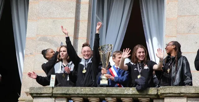 photo  les basketteuses de l’usbda à alençon (orne) ont été accueillies à la mairie après leur titre au trophée coupe de france 2024. elles ont été acclamées par plus de 350 personnes.  &copy;  ouest-france 