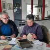 photo  séquence émotion : dans une boîte en fer au fond du grenier, odile verrière a retrouvé la correspondance de son père, prisonnier en allemagne. avec andré jaunay, ils choisissent quelques lettres pour l’exposition. 
