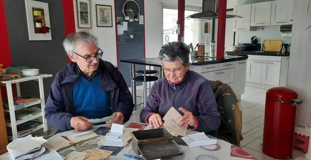 photo  séquence émotion : dans une boîte en fer au fond du grenier, odile verrière a retrouvé la correspondance de son père, prisonnier en allemagne. avec andré jaunay, ils choisissent quelques lettres pour l’exposition.  &copy;  ouest-france 