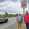 photo marcel morteau, le maire de sargé-lès-le-mans, et xavier laviron, délégué voirie, chemin et patrimoine devant l’un des nouveaux panneaux 30 km/h installés dans la commune.
