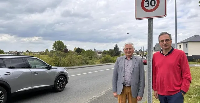 photo  marcel morteau, le maire de sargé-lès-le-mans, et xavier laviron, délégué voirie, chemin et patrimoine devant l’un des nouveaux panneaux 30 km/h installés dans la commune.  &copy;  ouest-france 