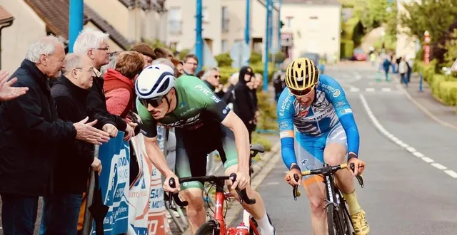 photo  stellio souffache, ici en bleu, devancera finalement alexandre polaert au sprint.  &copy;  le maine libre 