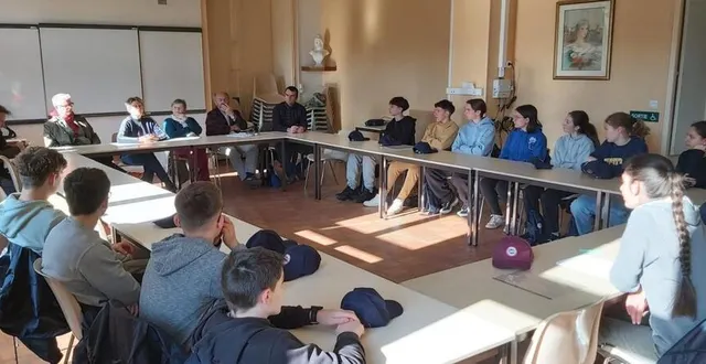 photo  les élus présentent la commune aux jeunes du snu (service national universel).  &copy;  le maine libre 