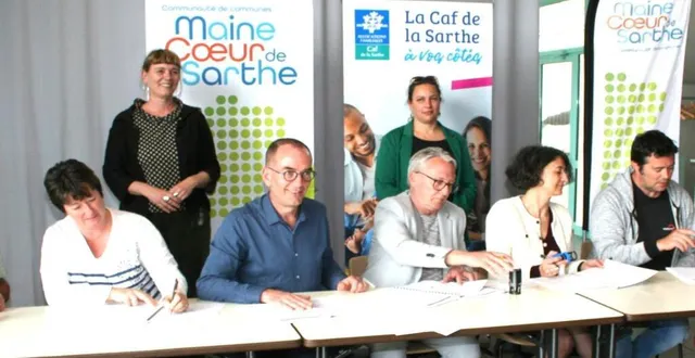 photo  les différents acteurs signent la convention territoriale.  &copy;  le maine libre 