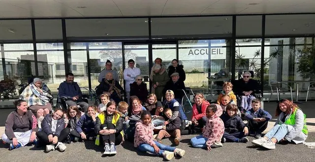 photo  rencontre entre les enfants et les seniors à la résidence bodin.  &copy;  le maine libre 