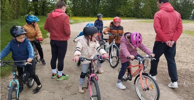 photo  être autonome sur son vélo : passage obligé pour les enfants du centre d’animations.  &copy;  ouest-france 