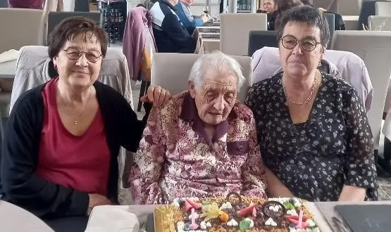 photo  jusqu’à la saison dernière, la centenaire madeleine anquetil jardinait encore. ici, entourée de ses deux filles.  &copy;  le maine libre 