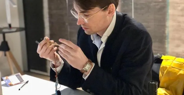 photo  benoît triffault-david, commissaire-priseur de la maison rossini, ici lors d’une précédente journée d’estimation en mars 2024 à deauville (calvados).  &copy;  ouest-france 