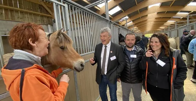 photo  david legrand (au centre), fondateur du refuge et aujourd’hui directeur de l’expertise animale, et stéphanie girard (à droite), responsable du site, ont accueilli le président de la spa, jacques-charles fombonne, pour l’inauguration, vendredi 26 avril 2024.  &copy;  ouest-france 