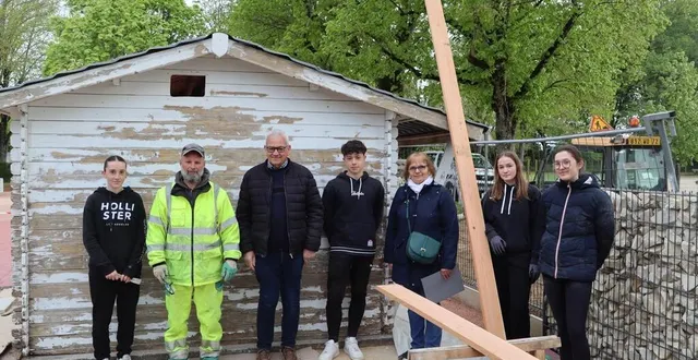 photo  une vingtaine de jeunes ont travaillé avec des agents de la commune de précigné durant la première semaine de vacances scolaires pour se faire de l’argent de poche.  &copy;  ouest-france 