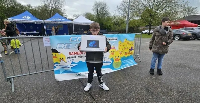photo  c’est le canard n° 4 du jeune louis qui est arrivé premier de la course, lui permettant de remporter un pc portable.  &copy;  ouest-france 