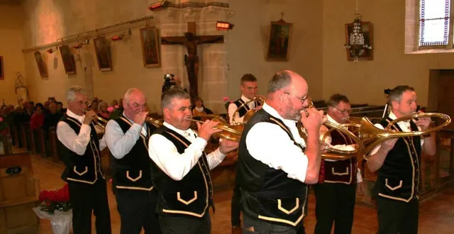 photo  les sonneurs du rallye beaumont ont régalé le public.  &copy;  le maine libre 