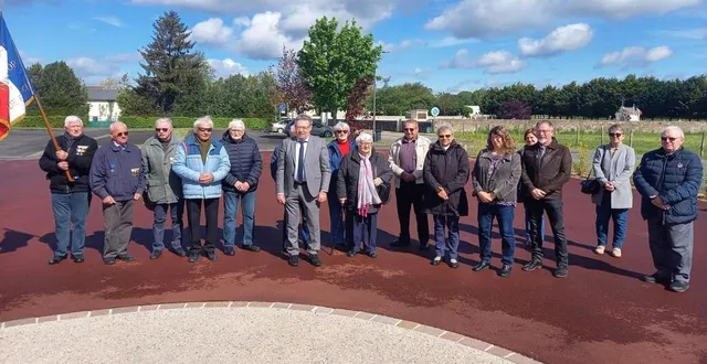 photo  une trentaine de personnes se sont réunies autour de jean-luc suhard et des descendants de charles palier, résistant déporté.  &copy;  le maine libre 