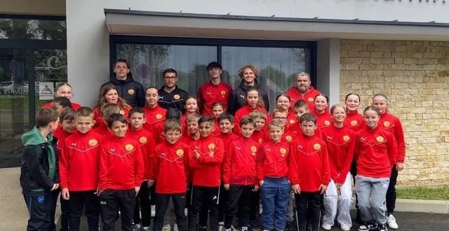 photo  les plus jeunes footballeurs sont allés rencontrer les anciens.  &copy;  ouest-france 