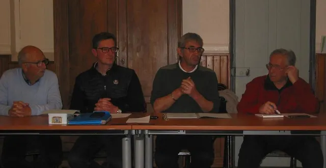 photo  gérard rosé, maire ; mickaël paris, trésorier ; hervé houdy, président et christian manago, secrétaire.  &copy;  ouest-france 