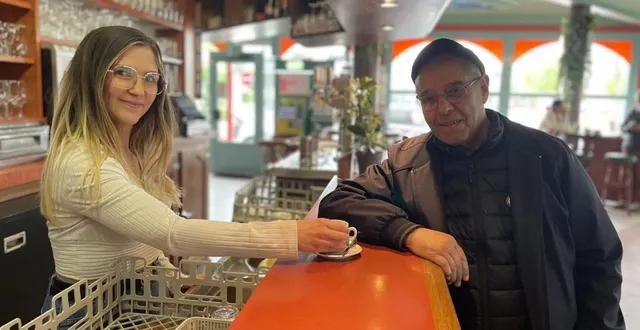 photo  fanny boudier, 26 ans, est l’une des deux salariés de l’établissement. elle retrouve avec grand plaisir la clientèle. ici avec ben, un habitué du lieu.  &copy;  ouest-france 