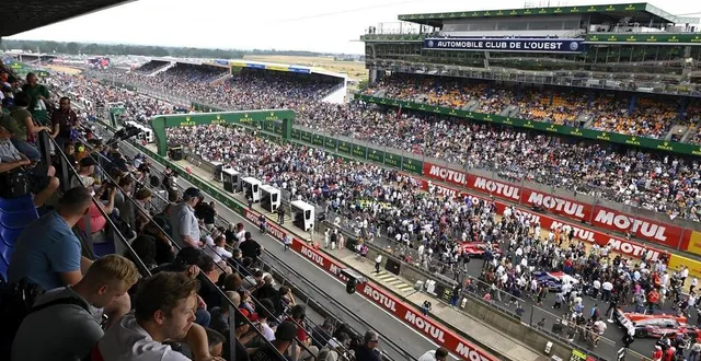 photo  les voitures en pré-grille et les spectateurs lors des 24 heures 2023.  &copy;  vincent michel / archives ouest-france 
