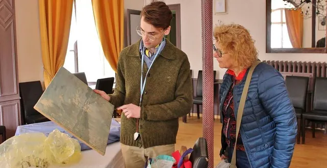 photo  benoît triffault-david a estimé plusieurs dizaines d’objets apportés par des gens du coin, dans l’ancien hôtel-restaurant le saint-martin, mardi 30 avril 2024, à sablé-sur-sarthe.  &copy;  ouest-france 