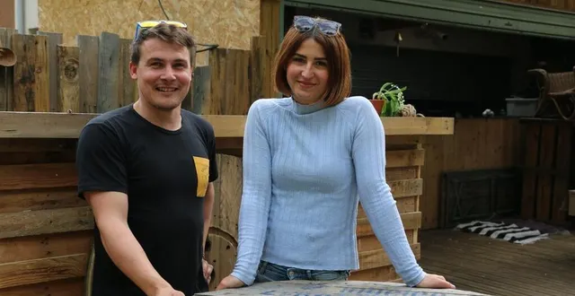photo  thomas bruchet et océane mafray, les propriétaires de la bamboche du loir, lanceront samedi 4 mai 2024 la deuxième saison de la guinguette.  &copy;  ouest-france 
