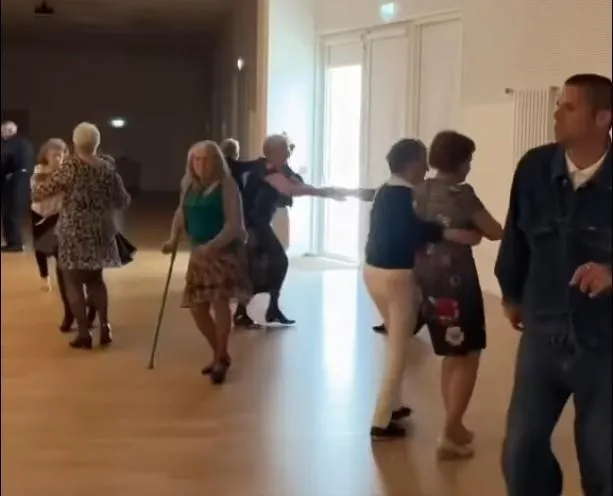 Le chanteur Hervé teste son nouveau morceau dans un thé dansant en