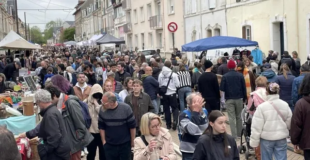 photo  malgré un temps un peu incertain, le bric-à-brac de la rue gambetta, au mans (sarthe), a attiré la foule ce mercredi 1er mai 2024.  &copy;  ouest-france 
