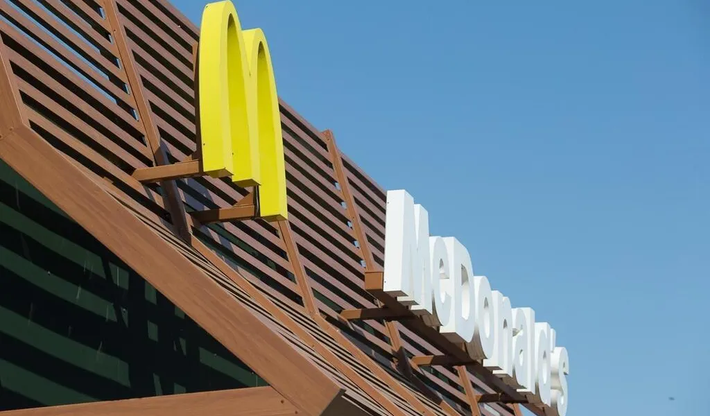 Violente bagarre dans la file d’attente d’un McDo à Nantes un homme frappé au sol avec une