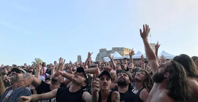 photo  la scène située en face du château du mont de cerisy n’accueillera plus le festival des bichoiseries.  &copy;  archives ouest-france 