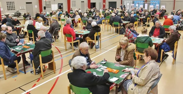 photo  le traditionnel tournoi de bridge du 1er mai a réuni 79 paires, mercredi, au gymnase de l’hippodrome, à sablé-sur-sarthe.  &copy;  ouest-france 