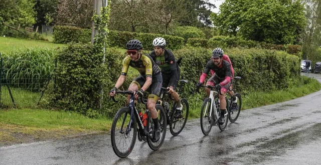 photo  franck daudin guenegou, 2e en partant de la gauche, a affronté la pluie pour s’imposer.  &copy;  le maine libre 