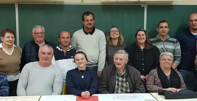 photo  la nouvelle équipe en présence du maire, annick dutertre, et de l’ancien président, daniel bellaye.  &copy;  le maine libre 