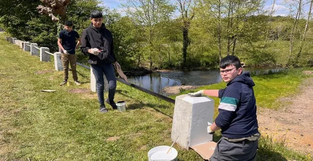 photo  lors du chantier argent de poche, il s’agissait de repeindre le pont.  &copy;  ouest-france 