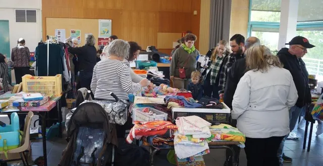 photo  à cause d’une météo aléatoire, le bric-à-brac organisé par le comité des fêtes s’est tenu en majorité à l’intérieur de la salle michel-lalos, dimanche. cela n’a pas empêché les chineurs de se déplacer pour dénicher la perle rare sur la vingtaine de stands exposés.  &copy;  ouest-france 