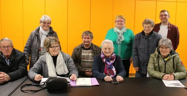 photo  pierrette grouas, présidente, avec le bureau et les bénévoles.  &copy;  le maine libre 