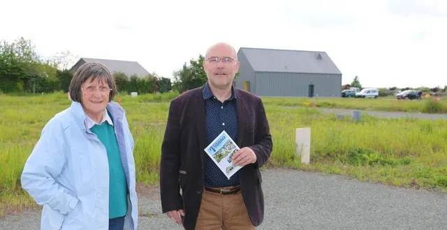 photo  marie-jo rouault, adjointe au maire de villaines-sous-malicorne, et laurent hubert, le maire, avec leur nouvelle brochure. derrière eux, l’un des terrains du nouveau lotissement des grandes forges.  &copy;  ouest-france 