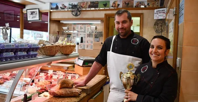 photo  fort de leur succès lors du concours européen de la « saucisse créative » en octobre 2023, charlotte et florian cohu ont décidé d’organiser un barbecue géant lors du marché de la place du point-du-jour, dimanche 5 mai, de 7 h 30 à 12 h 30.  &copy;  ouest-france 