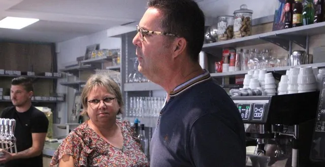 photo  après 15 ans, à la tête du relais de louailles, franck et isabelle cherruau passent la main à david sabioli (en arrière-plan), qui va reprendre le commerce avec sa compagne.  &copy;  le maine libre 