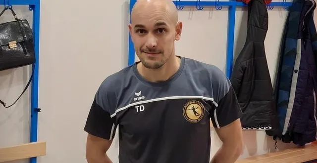 photo  tanguy denos, dans les vestiaires de l’équipe du hbc mamers, portera la flamme olympique le 11 juillet, à auxerre.  &copy;  hugo trouve 