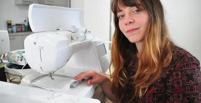 photo  axelle menant, qui vient d’investir dans une brodeuse, a ouvert son atelier à bazouges – cré en décembre 2023.  &copy;  le maine libre 