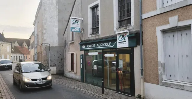 photo  l’enseigne du crédit agricole va-t-elle disparaître définitivement de ceton ?  &copy;  ouest-france 