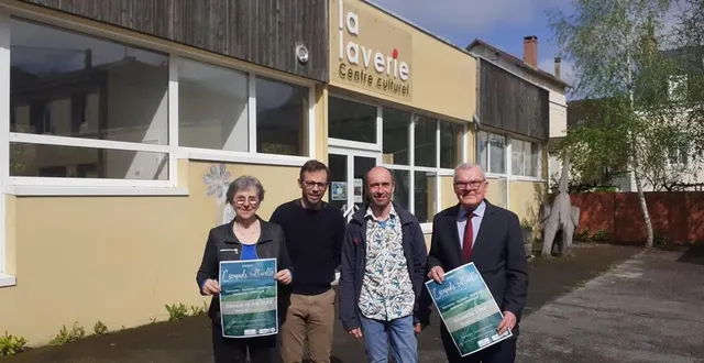 photo  michèle legesne, présidente de la commission culture ; julien rullier, responsable de la programmation de la laverie ; jérôme côme, directeur artistique et comédien de la compagnie les tombés de la lune ; et didier reveau, président de la communauté de communes de l’huisne sarthoise présentent l’affiche des escapades culturelles en perche émeraude.  &copy;  ouest-france 