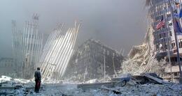 Info insolite  sur cette photo prise le 11 septembre 2001, un homme se tient dans les décombres après l’effondrement de la première tour du world trade center à new york. 
