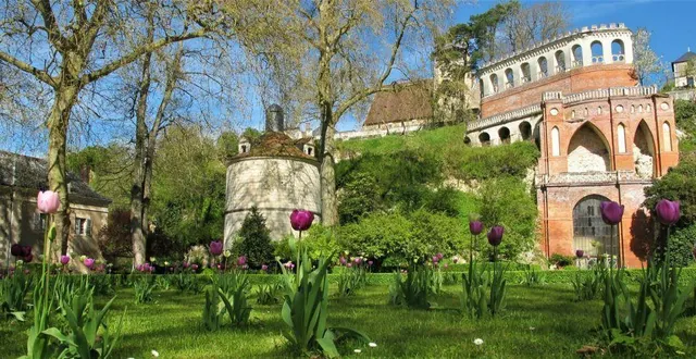 photo  les jardins du château de poncé-sur-le-loir s’ouvrent au public ces samedis et dimanche. une partie du prix des entrées sera reversée à la recherche pour le cerveau.  &copy;  dr 