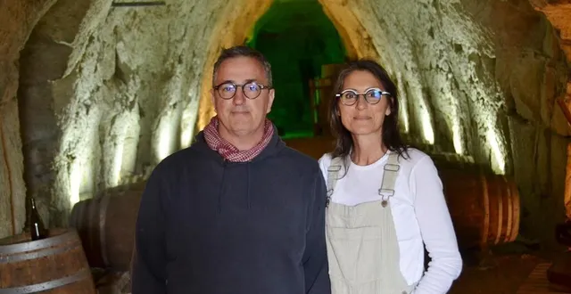 photo  distré, mardi 23 avril 2024. gérald et sarah jane beaumont, nouveaux propriétaires des lieux, dans l’impressionnante cave qu’ils veulent faire revivre.  &copy;  co – carl guillet 