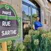 photo éric dos santos accueille les visiteurs dans sa galerie à parcé-sur-sarthe pour des portes ouvertes, samedi 4 et dimanche 5 mai 2024.