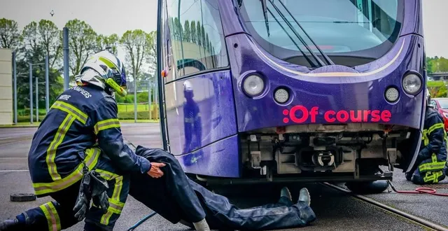 photo  l’exercice simulait une intervention sur un accident impliquant une personne coincée sous l’avant d’une rame.  &copy;  photo le maine libre – yvon loué 