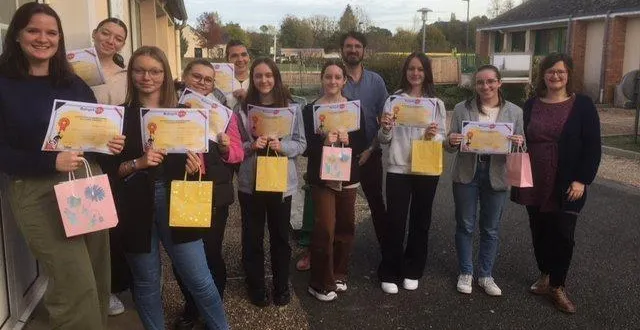 photo  les jeunes diplômés et leurs formateurs lors du précédent stage.  &copy;  archives le maine libre 